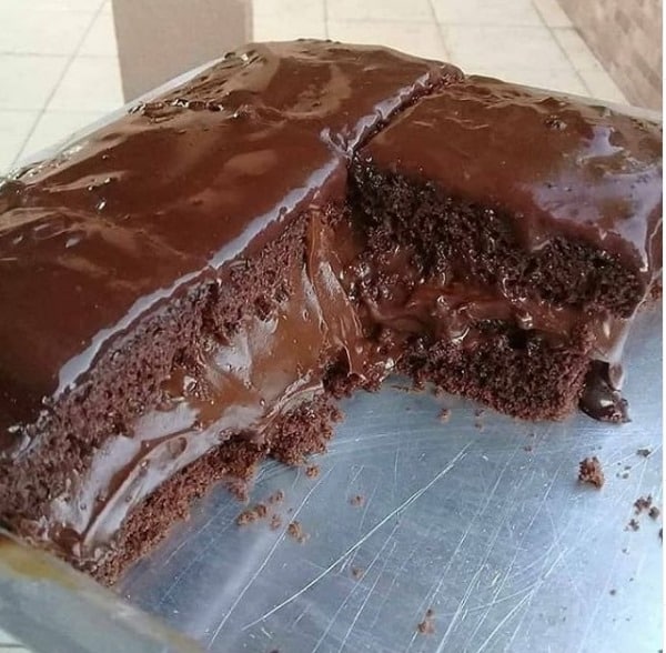 Bolo de chocolate feito no liquidificador cada fatia é um verdadeiro prazer