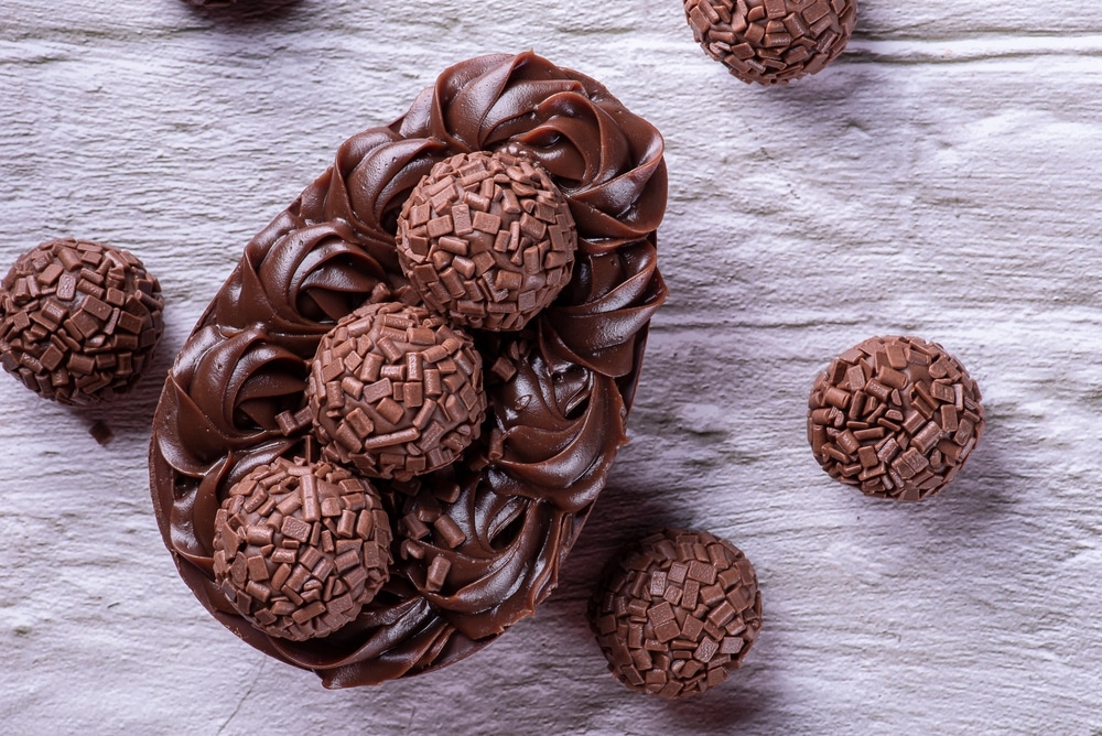 Ovo de Páscoa de Chocolate Artesanal com Brigadeiro Gourmet