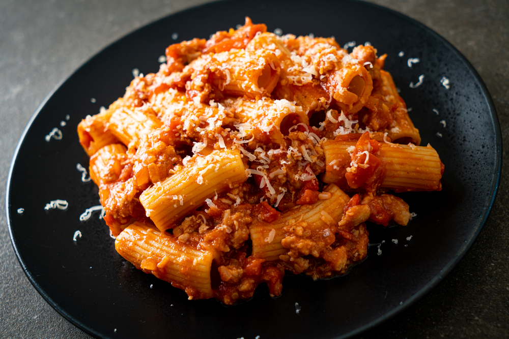 Receita de Macarrão à Bolonhesa na Pressão: Pronto em 20 Minutos!