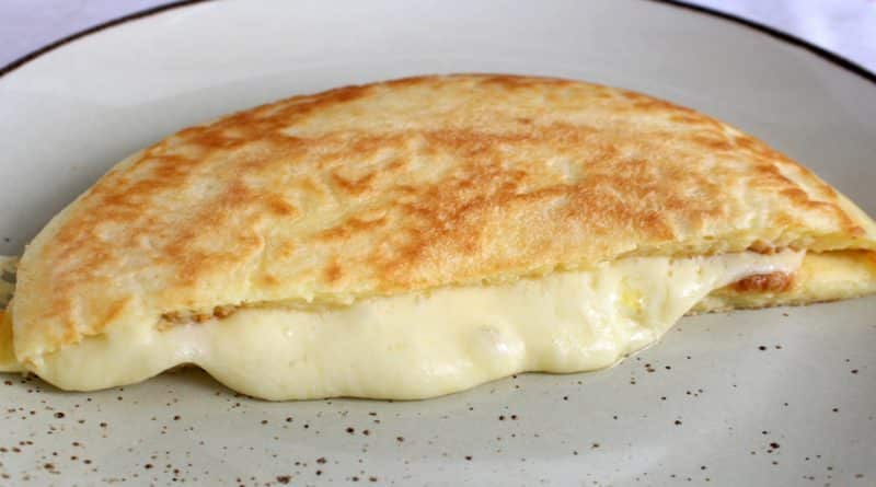Pão de queijo na frigideira em 5 minutos receita prática e saborosa